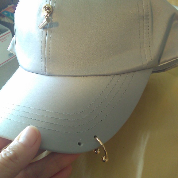 BNWT LADIES/ GIRLS GRAY SATINY HAT W/ GOLD HARDWARE ( FLAW, MISSING A BALL) - Picture 8 of 8